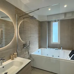 Gasthof Casa Febo, In Centro Con Parcheggio Privato A 200 Mt Dal Mare, Bordighera